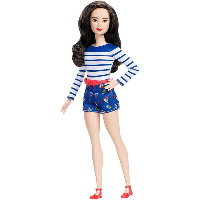 Mattel DYY91 Barbie - Fashionistas - Puppe im Marine-Outfit - Petite-Model